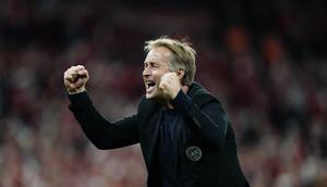 Pelatih Denmark, Kasper Hjulmand merayakan kemenangan timnya atas Israel pada pertandingan kualifikasi Grup F Piala Dunia FIFA Qatar 2022 di Kopenhagen (7/9/2021). Kemenangan ini membawa Denmark duduk di puncak klasemen dengan 18 poin. (Mads Claus Rasmussen/Ritzau Scanpix/AFP)