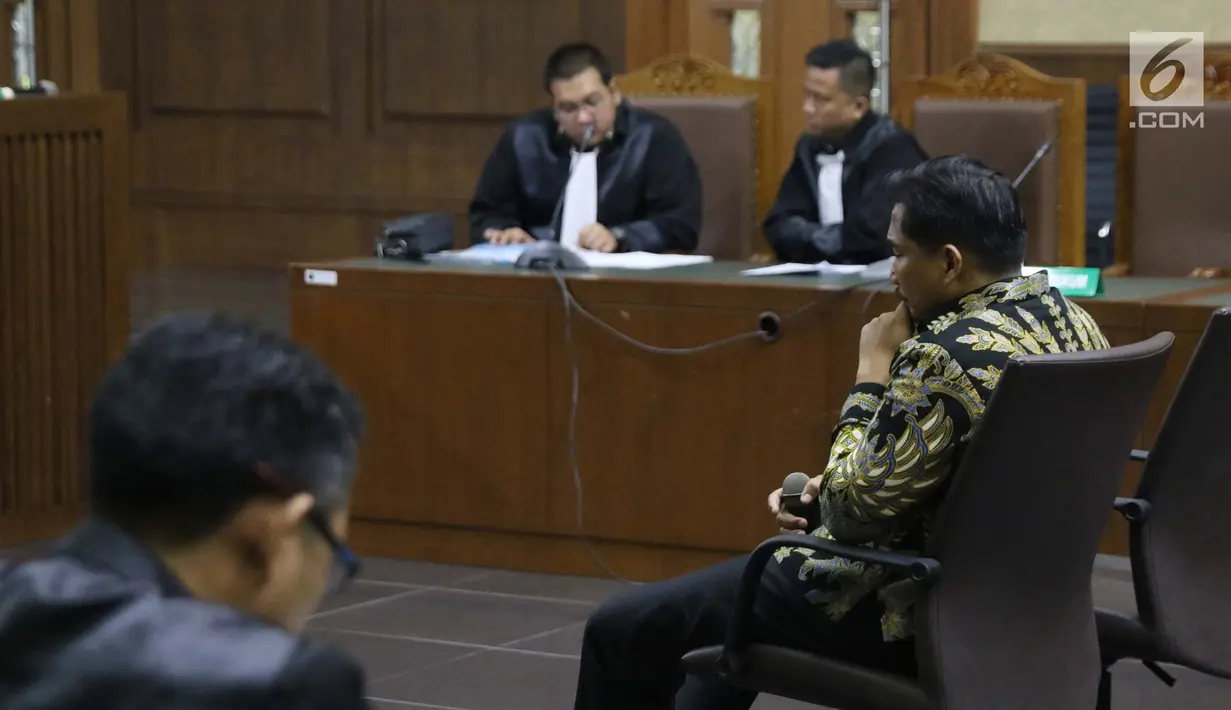 Anggota Komisi VI DPR RI Bowo Sidik Pangarso saat menjalani sidang perdana di Pengadilan Tipikor, Jakarta, Rabu (14/8/2019). Bowo Sidik Pangarso didakwa menerima suap dan gratifikasi sebesar SGD 700 ribu dan Rp 600 juta. (Liputan6.com/Helmi Fithriansyah)