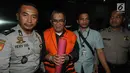 Bupati Muara Enim Ahmad Yani berjalan mengenakan rompi tahanan usai menjalani pemeriksaan di Gedung KPK, Jakarta, Selasa (3/9/2019). Ahmad Yani terjaring operasi tangkap tangan KPK terkait dugaan suap proyek dinas Pekerjaan Umum Kabupaten Muara Enim senilai Rp130 Milyar. (merdeka.com/Dwi Narwoko)