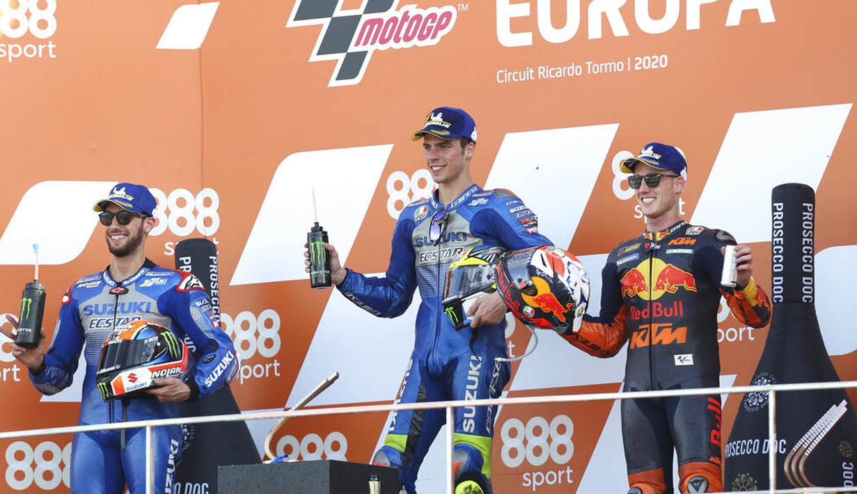 Pembalap Suzuki, Joan Mir, melakukan selebrasi di atas podium usai menjuarai balapan MotoGP Eropa di Sirkuit Ricardo Tormo, Valencia, Minggu (8/11/2020). Joan Mir finis pertama dengan catatan waktu 41 menit 37,297 detik. (AP/Alberto Saiz)