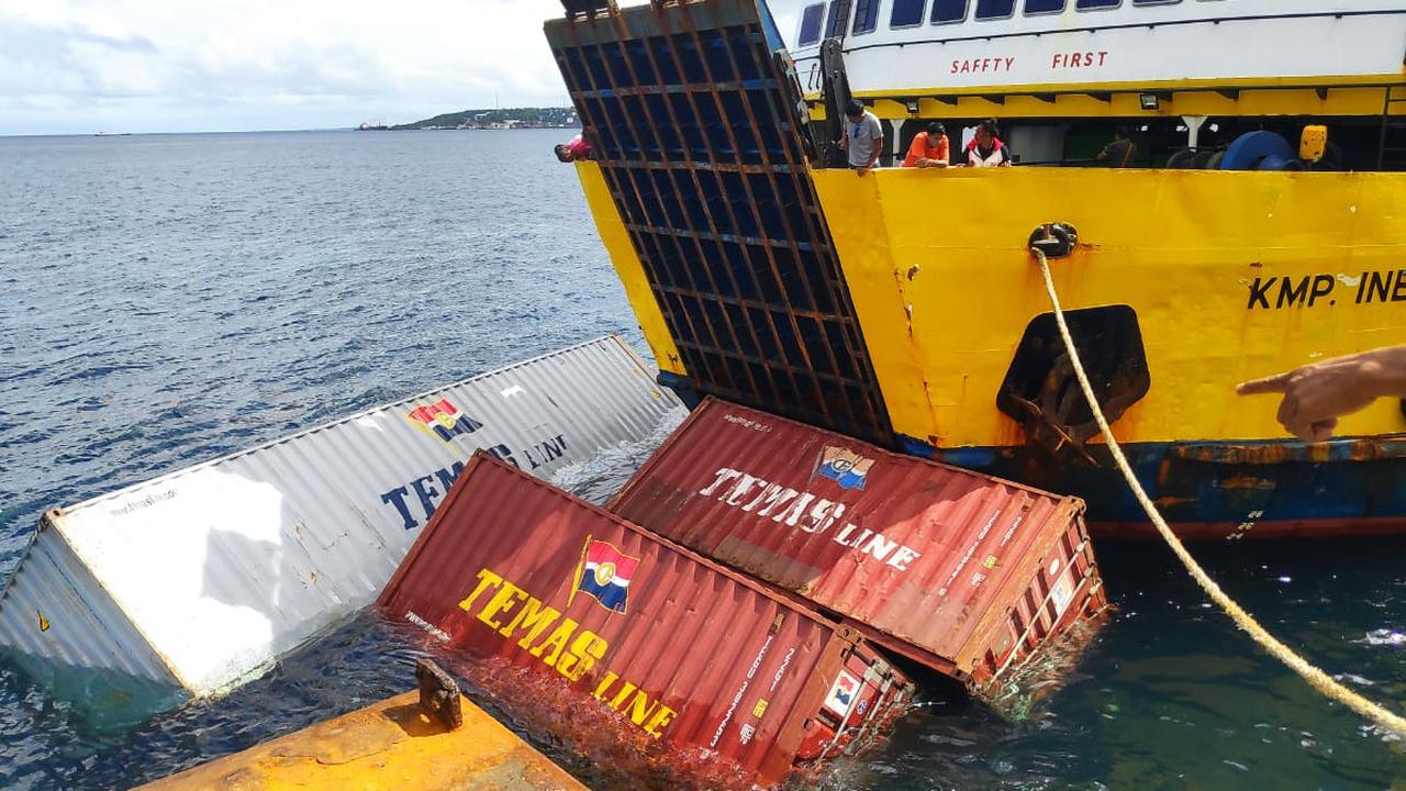 kapal kargo tenggelam di kupang