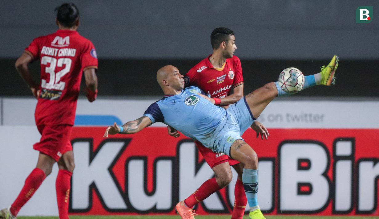 Penyerang Persela Lamongan, Ivan Carlos (depan) berebut bola dengan bek Persija Jakarta, Otavio Dutra dalam laga pekan ke-4 BRI Liga 1 2021/2022 di Stadion Pakansari, Bogor, Jumat (24/09/2021). Persela kalah 1-2. (Bola.com/Bagaskara Lazuardi)