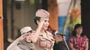 Melengkapi busana ala veterannya, Yuni Shara pun kenakan topi mut dan beberapa pin yang jadi ikon [@cahayapermataabadi]
