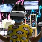 Seorang anak memainkan game virtual reality (VR). (Jade Gao / AFP)