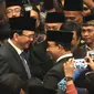 Gubernur DKI Jakarta Anies Baswedan bersalaman dan bertegur sapa dengan gubernur pendahulunya, Basuki Tjahaja Purnama (Ahok) dan Djarot Saiful Hidayat setelah pelantikan anggota DPRD DKI Jakarta periode 2019-2024 di Gedung DPRD DKI Jakarta, Senin (26/8/2019). (merdeka.com/Iqbal S Nugroho)