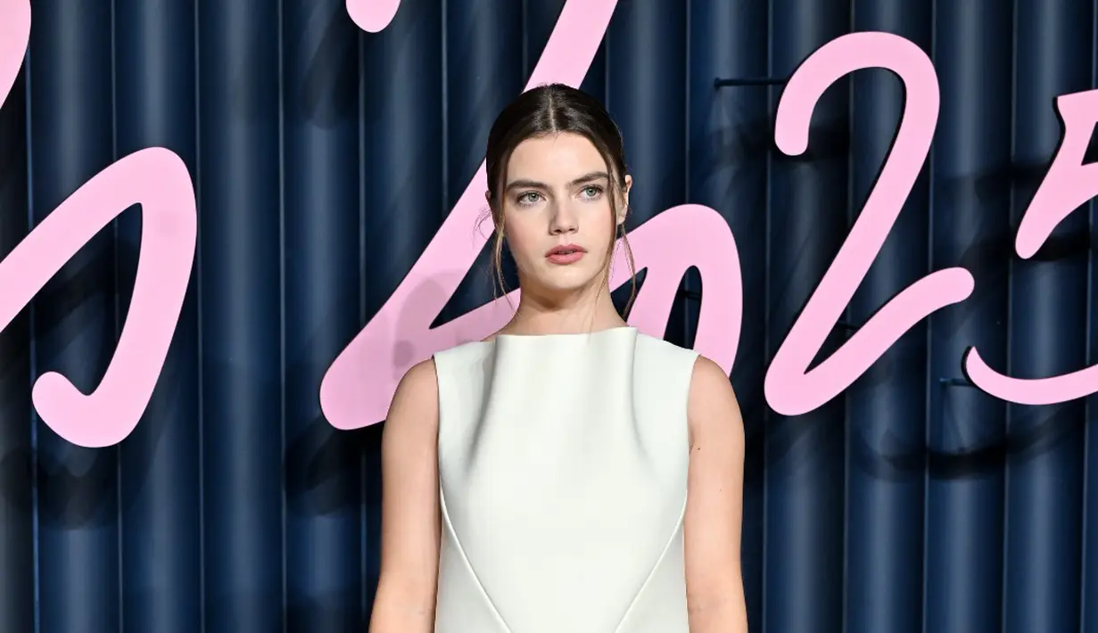 Florence Hunt memikat dengan gaun Dior berwarna putih dari bahan sutra yang dipadukan dengan sepatu Dior, menciptakan tampilan yang anggun dan klasik. [dok/dior].