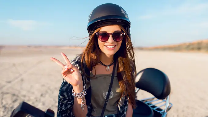 Ilustrasi mengendarai motor