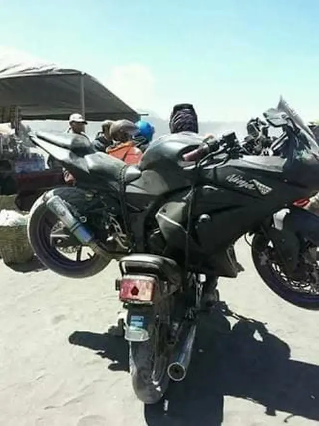 6 Potret Pengendara saat Angkut Motor Ini Bikin Was-Was