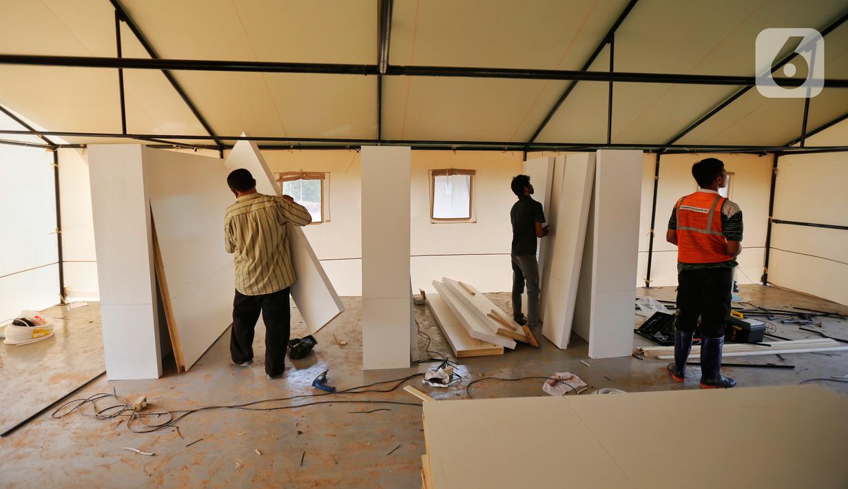 Aktivitas pembangunan penambahan ruang isolasi di Rumah Lawan COVID (RLC) Serpong, Tangerang Selatan, Kamis (11/2/2021). Pemkot Tangsel membangun tenda darurat berkonsep Tenda Glamour Camping (glamping) untuk menampung pasien Covid-19 di pusat karantina tersebut. (Liputan6.com/Angga Yuniar)