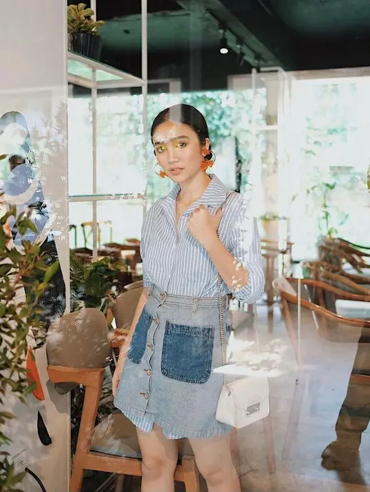 Kamu juga bisa tampil feminim dengan kemeja pria dengan memadukannya bersama mini skirt. Manis abis! (Instagram/febbyrastanty).