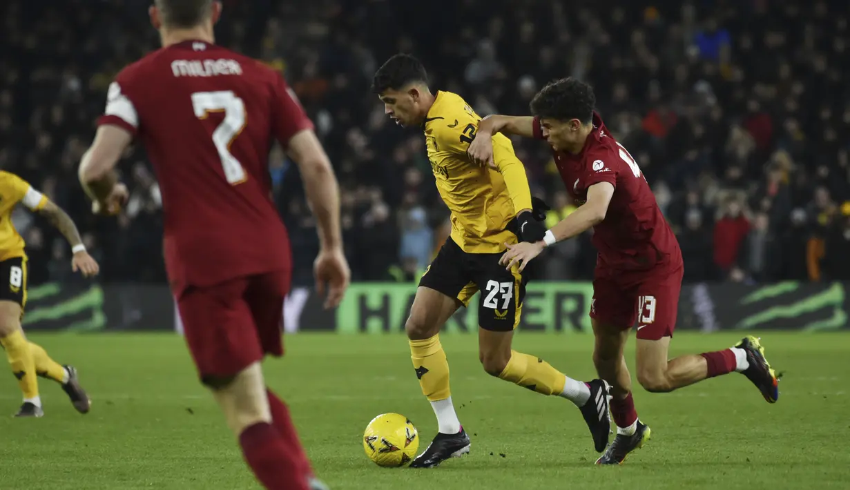 Bek Liverpool  Stefan Bajcetic berebut bola dengan gelandang Wolverhampton Wanderers Matheus Nunes dalam partai replay putaran ketiga Piala FA 2022/2023 di Molineux Stadium, Rabu dini hari WIB (18/1/2023). Kemenangan atas Wolverhampton ini membawa The Reds lolos ke putaran keempat. (AP Photo/Rui Vieira)