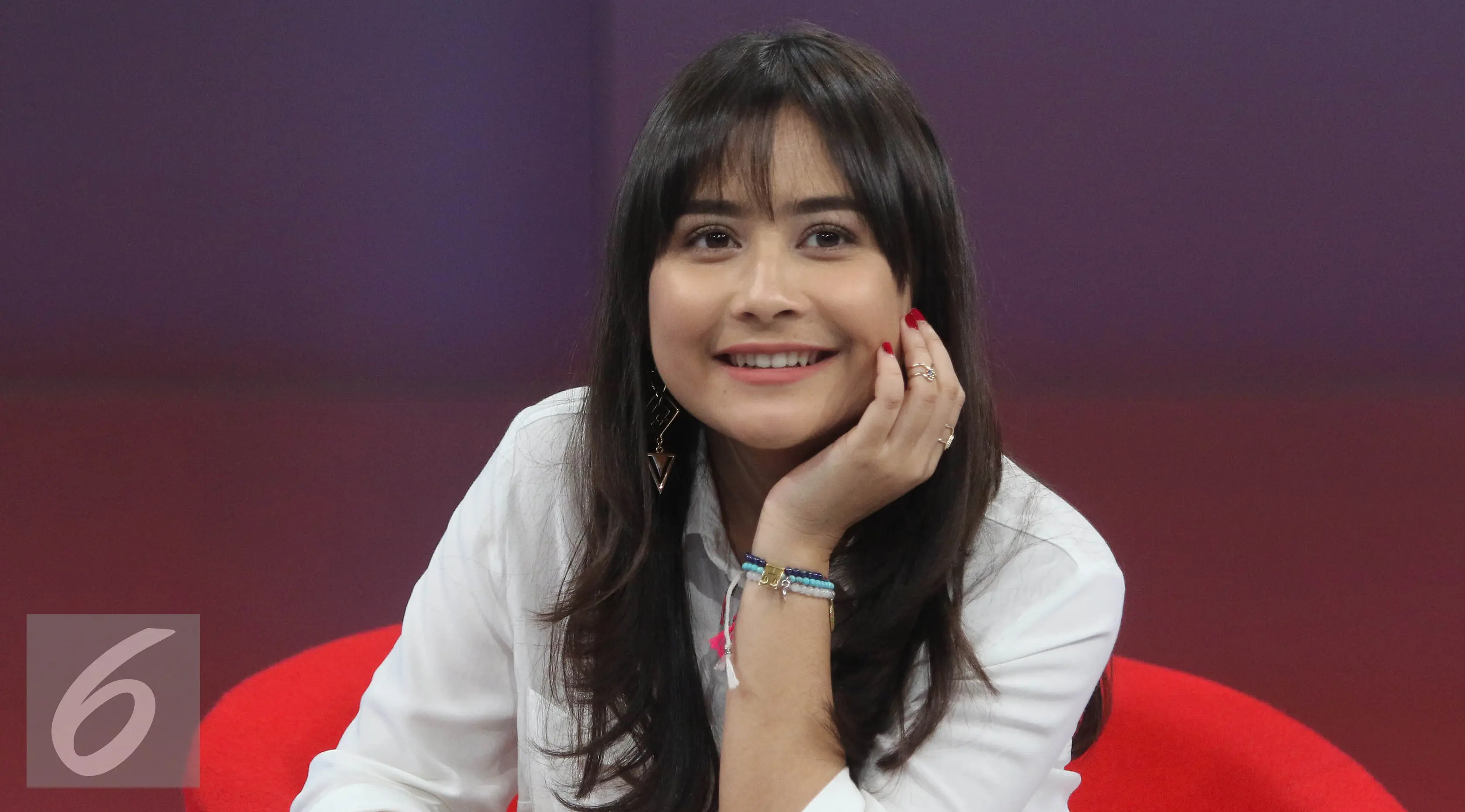 Prilly Latuconsina saat menjadi bintang tamu di acara Dear Haters, Jakarta, Kamis (4/8). (Liputan6.com/Herman Zakharia)