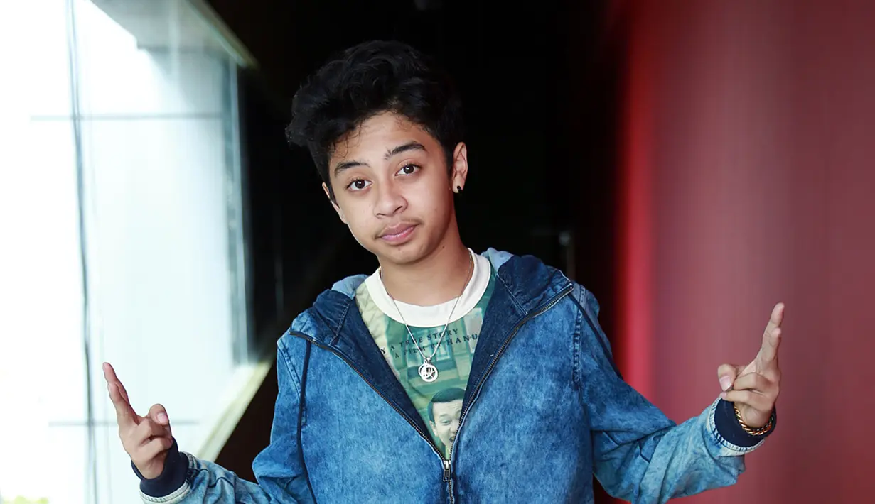 "Fokus single kedua. Karena September Babas ultah ke 17. Jadi mau punya imej baru, penampilan baru. Inginnya lagu slow, kan selama ini cepat. Jadi ingin coba slow," ujar Bastian, di CGV Blitz, Slipi, Jakarta Barat, Senin (11/7). (Deki Prayoga/Bintang.com)