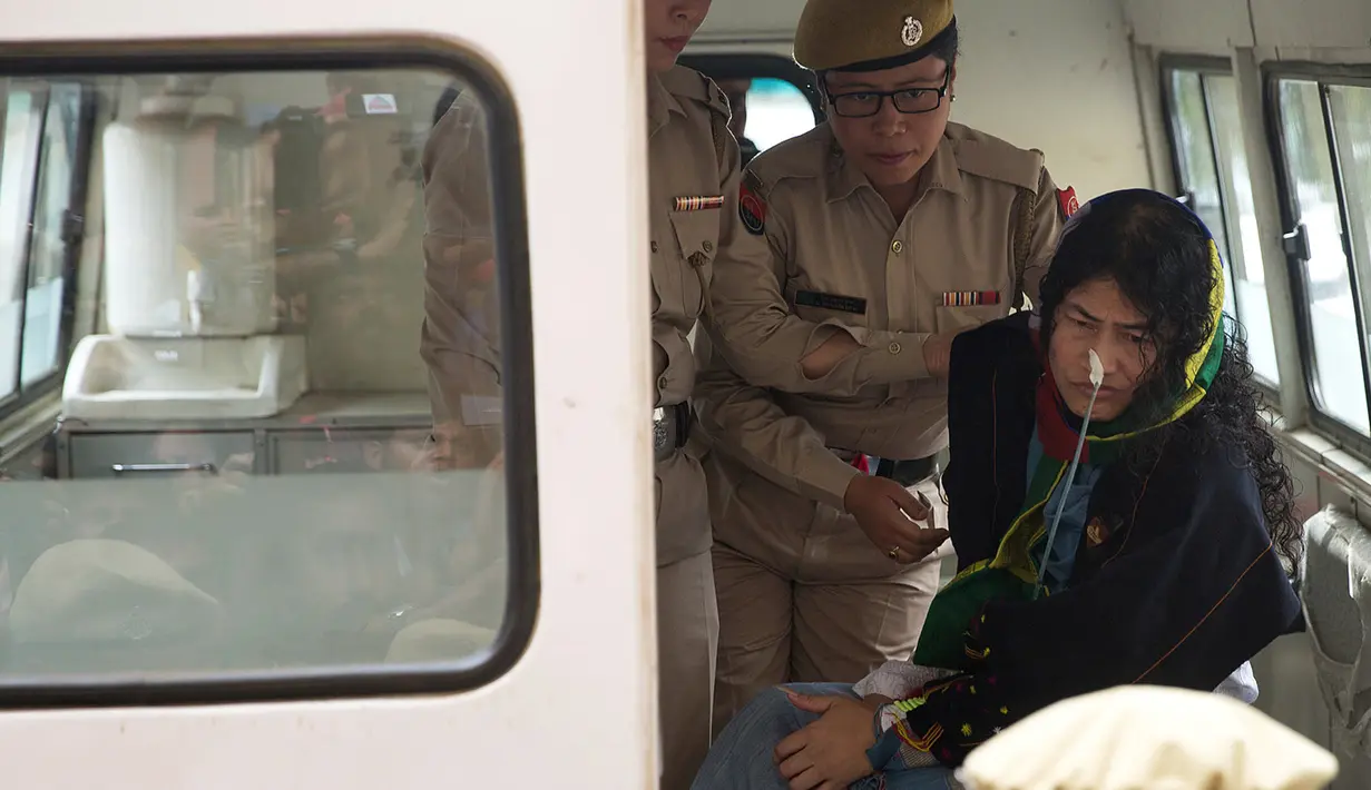 Aktivis HAM India, Irom Sharmila dikawal setibanya di pengadilan Imphal, negara bagian Manipur, Selasa (9/8). Sharmila akan mengakhiri protes dan memulai kampanye sebagai calon independen pada pemilihan legislatif di kampung halamannya. (REUTERS/Stringer)