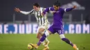 Penyerang Juventus, Federico Chiesa, berebut bola dengan pemain Fiorentina, Martín Caceres, pada laga Liga Italia di Turin, Rabu (23/12/2020). Fiorentina menang dengan skor 0-3. (Fabio Ferrari/LaPresse via AP)