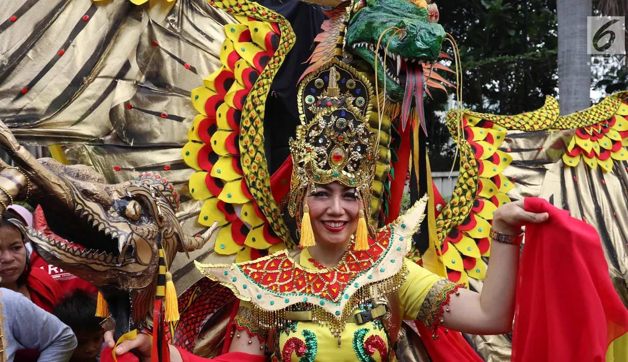 Penari bersiap mambawakan tarian adat Tabalong saat CDF di Jakarta, Minggu (28/1). Tarian tersebut dilakukan dalam rangka festiival etnik Tabalong agar masyarakat mengenal tarian yang berasal dari  Kalimantan Selatan tersebut. (Liputan6.com/Angga Yuniar)