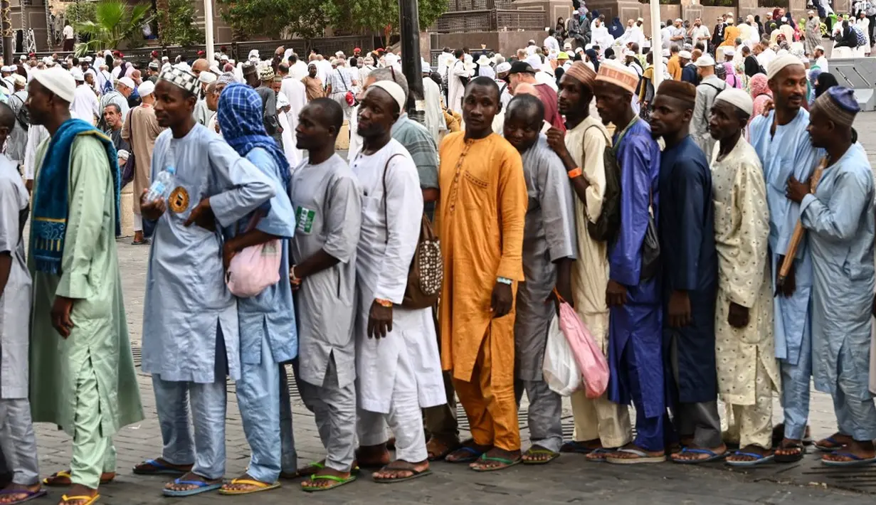 <p>Di Kota Makkah, untuk mencari makanan gratis dan air mineral sangat mudah. (Sajjad HUSSAIN/AFP)</p>