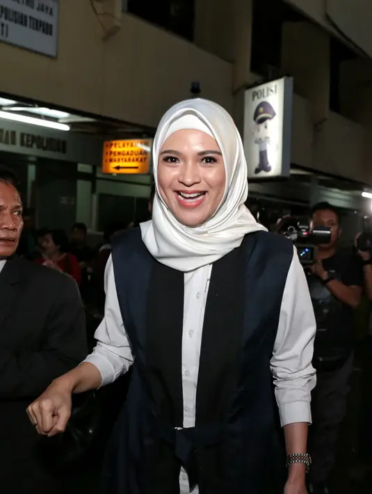Tidak hanya penyanyi dan presnter Delia yang dilaporkan, tapi juga suaminya yang dituduh melakukan penipuan serta penggelapan. Akibatnya, Amelia mengaku rugi hingga miliaran rupihah. (Adrian Putra/Bintang.com)