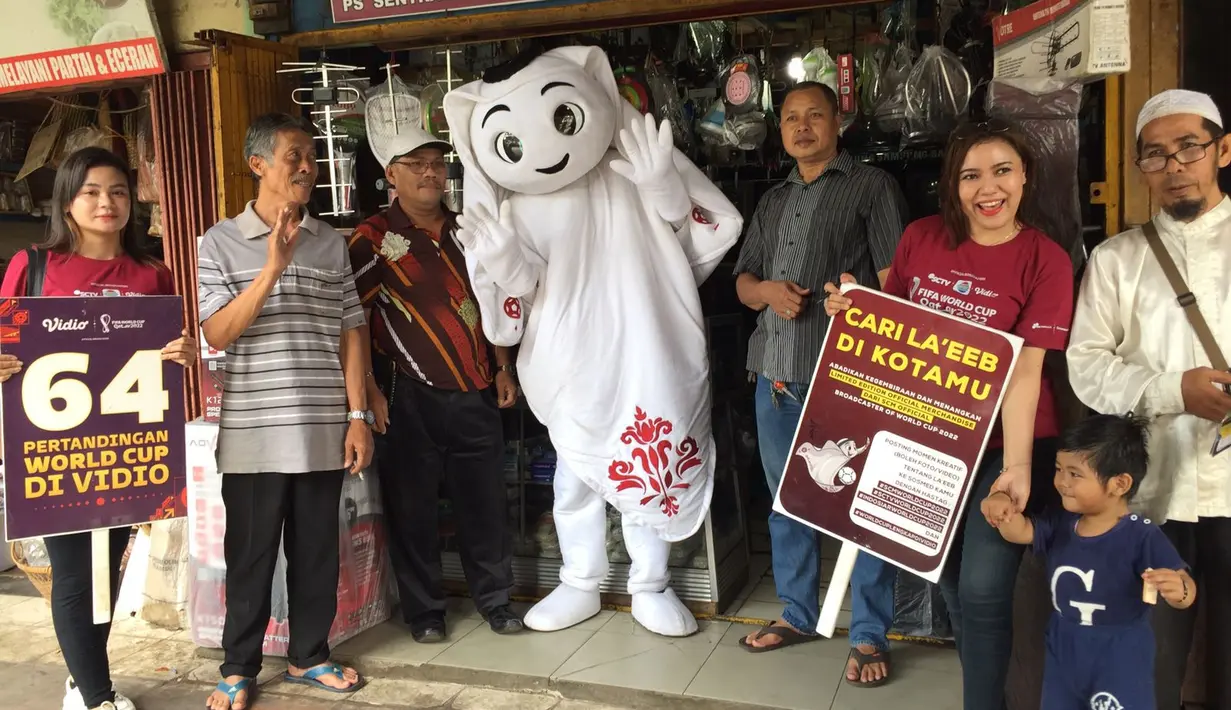 Antusiasme masyarakat Banjarmasin bertemu La'eeb sangat besar. Banyak yang mengabadikan momen bersama sang maskot Piala Dunia 2022 yang bakal hadir eksklusif di EMTEK Group. (Dok. SCM)