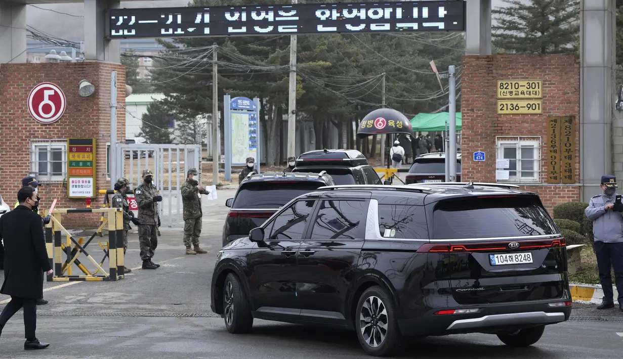 Sebuah konvoi kendaraan, salah satunya membawa personel boy group BTS, Jin, tiba di pusat pelatihan tentara di Yeoncheon, Korea Selatan, Selasa (13/12/2022). Menurut agensi Big Hit Music, BTS akan berkumpul dan aktif kembali sebagai grup sekitar tahun 2025, setelah menyelesaikan wajib militer. (AP Photo/Ahn Young-joon)