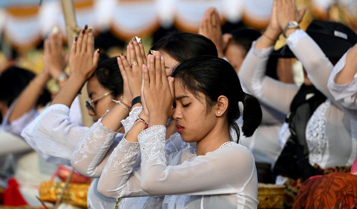 Sejumlah umat Hindu Bali memanjatkan doa saat menjalankan upacara Melasti di sebuah pantai di Denpasar, Bali, Jumat (8/3/2024).&nbsp;