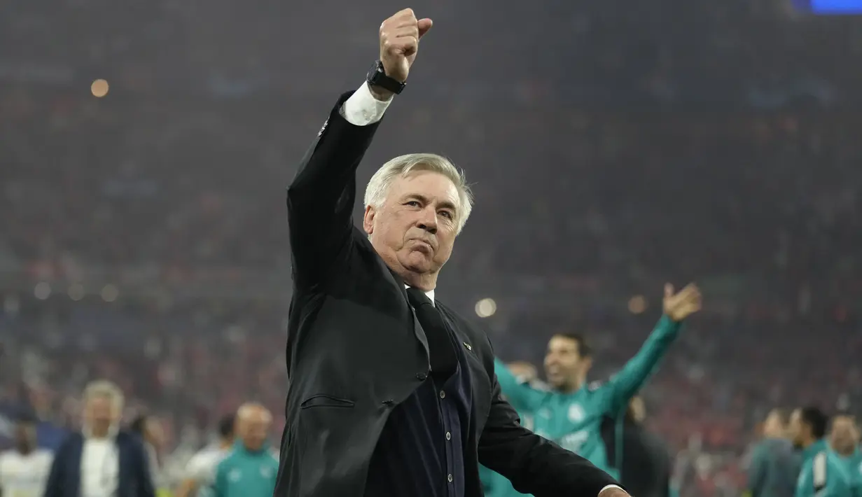 <p>Carlo Ancelotti baru saja berhasil membawa Real Madrid juara Liga Champions 2021/2022 usai mengalahkan Liverpool di partai final yang berlangsung di Stade de France, Minggu (29/05/2022) dini hari WIB. Hal tersebut membuat dirinya dinobatkan sebagai pelatih tersukses dalam sejarah Liga Champions. Pria asal Italia tersebut tercatat pernah merengkuh trofi paling bergengsi di Eropa tersebut sebanyak lima kali, yaitu dua kali bersama AC Milan dan sisanya bareng Real Madrid. (AFP/Kirsty Wigglesworth)</p>