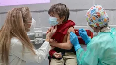 Seorang anak menerima dosis vaksin COVID-19 Pfizer-BioNTech untuk anak-anak berusia 5 - 11 tahun di Roma, Rabu (16/12/2201). Italia telah mulai memvaksinasi anak-anak berusia 5-11 tahunsaat pemerintah bersiap menghadapi penyebaran varian omicron selama musim liburan. (AP Photo/Andrew Medichini)