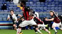 Franck Kessie sukses jadi algojo penalti AC Milan pada laga kontra Sampdoria di ajang Liga Italia, Senin (07/12/2020) dini hari WIB. (Andreas SOLARO / AFP)