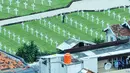 Petugas terlihat membersihkan salah satu makam di Ereveld Menteng Pulo, Jakarta Selatan, Jumat (29/4). Pemakaman tersebut merupakan salah satu dari dua ereveld yang berada di Jakarta. (Liputan6. com/Gempur M Surya)