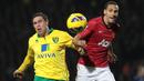 Semasa kariernya sebagai pemain Rio Ferdinand sempat berposisi sebagai gelandang serang sebelum akhirnya berganti menjadi bek tengah. (EPA/Lindsey Parnaby)