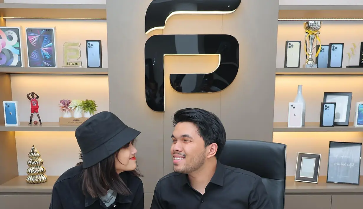 Masih dengan padu padan outfit hitam, Fuji tampil kasual dengan jaket mengatung dan sneaker dan Thariq mengimbangi kesan relaks dengan slipper (Foto Instagram @thofu_liciouss)