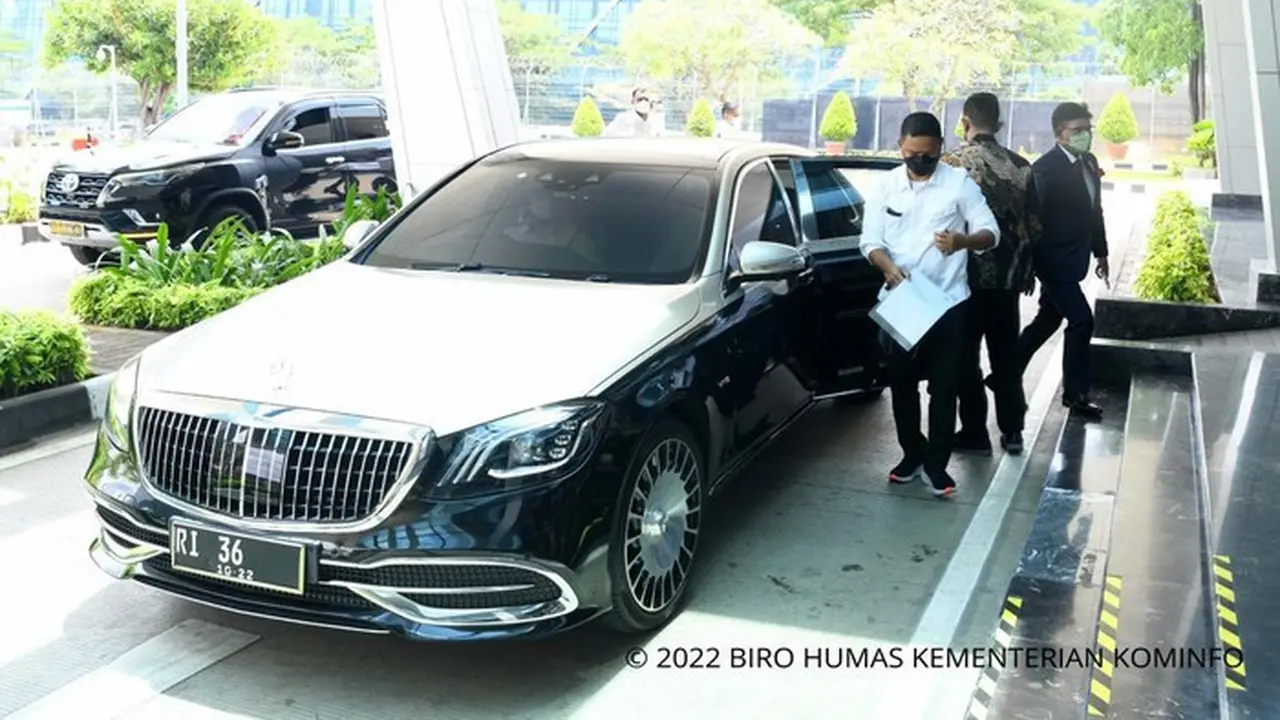 Menteri Komunikasi dan Informatika Johnny G Plate Tunggangi Mercedes-Maybach S650 Seharga
