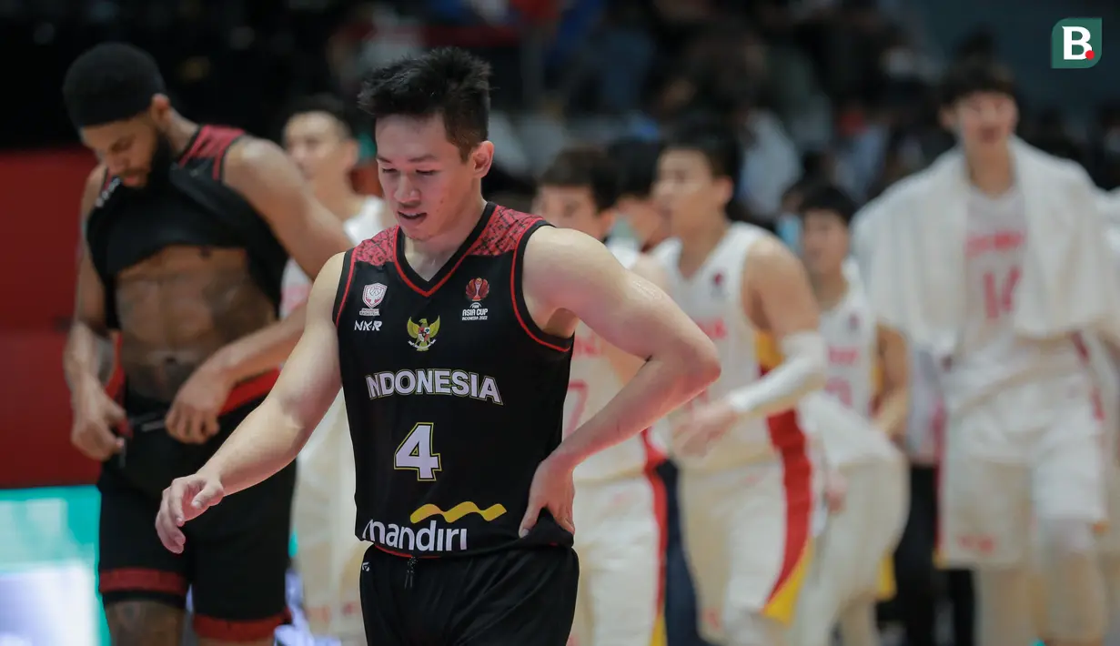 Pemain Timnas Basket Indonesia, Abraham Damar Grahita berjalan meninggalkan lapangan saat paruh waktu laga playoff perempat final FIBA Asia Cup 2022 antara Timnas Basket China melawan Timnas Basket Indonesia di Istora Senayan, Jakarta, Senin (18/07/2022). (Bola.com/Bagaskara Lazuardi)