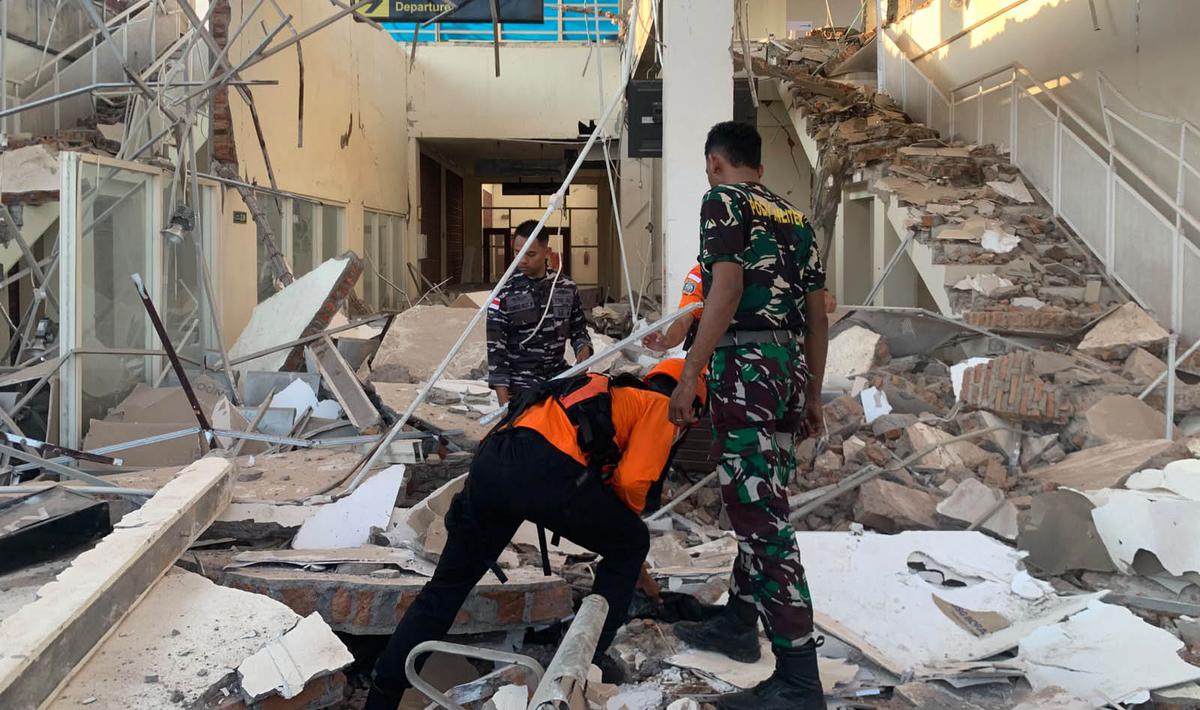 Bangunan Roboh Akibat Gempa M 7,7 Satu Warga Tewas