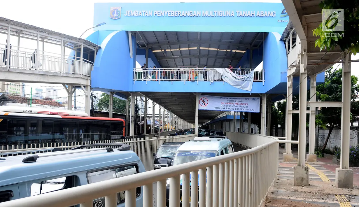 Penampakan jembatan penyeberangan multiguna (JPM) atau Skybridge Tanah Abang, Jakarta, Kamis (7/2). Mulai 7 Februari 2019, pejalan kaki yang menuju dan dari Stasiun Tanah Abang harus mengakses skybridge. (Liputan6.com/Herman Zakharia)