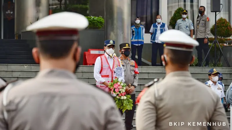 Menteri Perhubungan Budi Karya Sumadi melepas Tim Gabungan Pengendalian Arus Lalu Lintas Pada Masa Peniadaan Mudik Lebaran 1442H