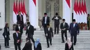 Kelima pejabat Kepala Badan atau Lembaga setingkat Menteri tersebut, yakni Jaksa Agung, Kepala dan Wakil Kepala Staf Kepresidenan, Kepala Badan Intelijen Negara, Kepala Kantor Komunikasi Presiden, dan Ketua Dewan Ekonomi Nasional. (AP Photo/Achmad Ibrahim)