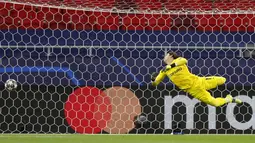 Kiper Borussia Monchengladbach, Yann Sommer mengawasi bola saat gelandang Manchester City, Kevin De Bruyne mencetak gol pada leg kedua babak 16 besar Liga Champions di Puskas Arena, Rabu (17/3/2021) dini hari WIB. Manchester City menang 2-0 atas Borussia Moenchengladbach. (AP Photo/Laszlo Balogh)