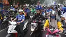 Ribuan Bobotoh alias suporter bola Persib Bandung tumpah ruah di sejumlah ruas jalan utama Kota Bandung, Jawa Barat, Sabtu (1/6/2024). (Bola.com/M Iqbal Ichsan)