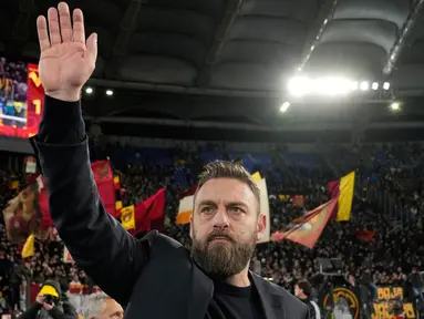 Pelatih AS Roma Daniele De Rossi melambaikan tangan kepada pendukungnya pada penghujung pertandingan sepak bola Seri A Liga Italia antara AS Roma dan Hellas Verona di Stadion Olimpiade Roma, Italia, Sabtu (20/1/2024). AS Roma menang 2-1. (AP Photo/Andrew Medichini)