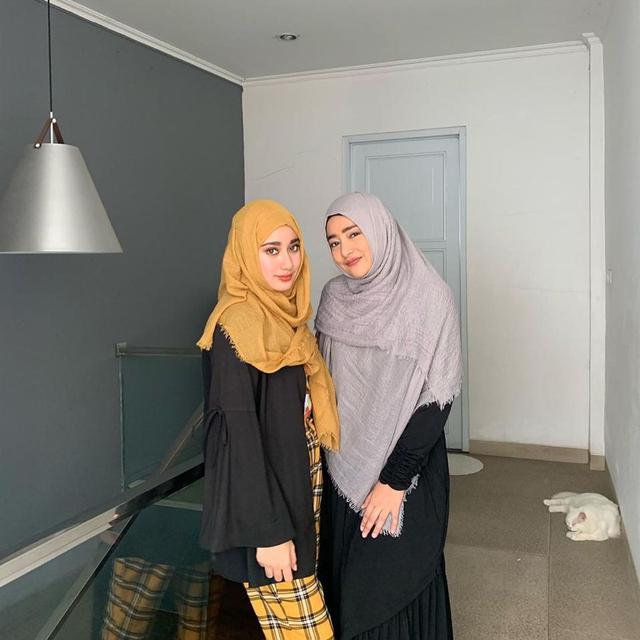 6 Potret Kebersamaan Cindy Fatikasari dan Putri Sulung, Bak Kakak Adik