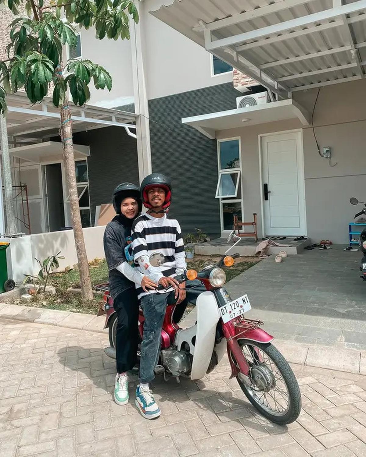 6 Potret Raim Laode dan Istri, Film Komang Sukses Tembus 2 Juta Penonton