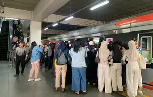 Dilema Anker: Lebih Takut Telat Kerja Dibanding Berdesakan di KRL