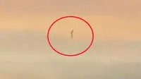 Penampakan objek misterius di langit yang diduga alien melompat dari UFO. (Foto: Mirror)