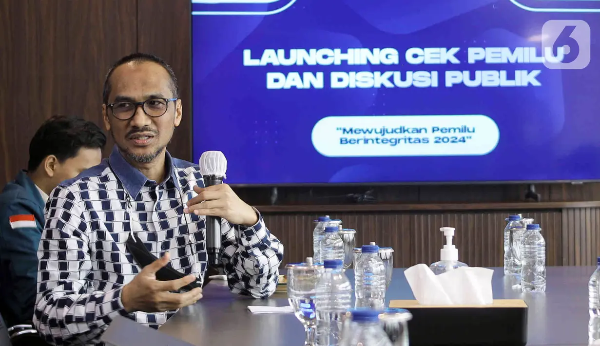 Mantan Ketua Komisi Pemberantasan Korupsi (KPK) dan Dewan Pembina ASA Indonesia, Abraham Samad menyampaikan keterangan saat meluncurkan website Cek Pemilu di Kantor ASA Indonesia, Jakarta, Selasa (20/12/2022). ASA Indonesia sebagai lembaga yang konsen terhadap isu antikorupsi, HAM, dan perkuatan demokrasi meluncurkan website Cek Pemilu sebagai platform pengecekan reputasi seseorang yang akan maju pada Pemilu 2024. (Liputan6.com/Herman Zakharia)