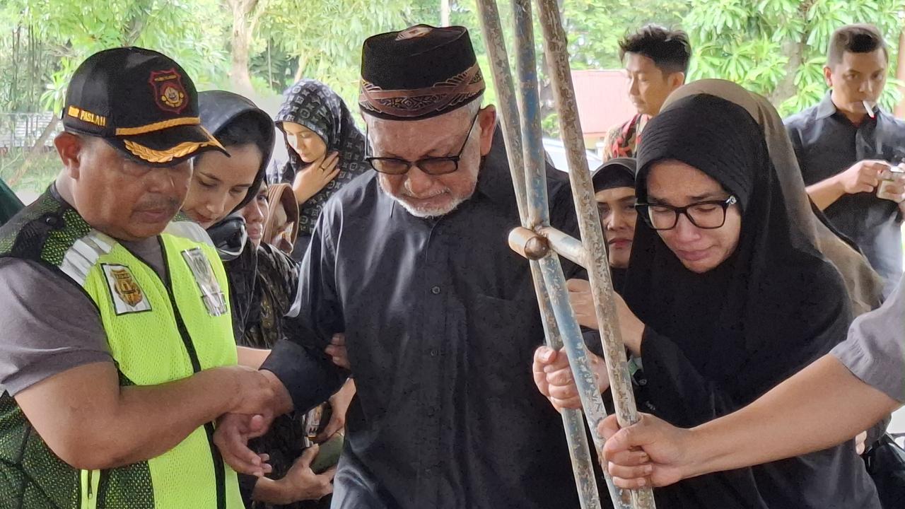 Tangis Ussy Sulistiawaty Pecah Saat Antarkan Ibunda Tercinta ke Peristirahatan Terakhirnya
