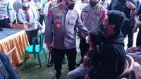 Kapolri meninjau vaksinasi Covid-19 di Sulawesi Tenggara, berpesan agar warga tidak termakan hoaks soal vaksin.(Liputan6.com/Ahmad Akbar Fua)