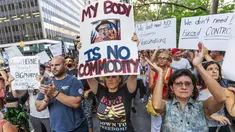 Orang-orang berdemonstrasi menentang mandat vaksinasi COVID-19, di New York, Rabu (25/8/2021). New York akan mewajibkan warganya menunjukkan bukti vaksin COVID-19 sebelum masuk ke sejumlah tempat dalam ruangan di tengah lonjakan kasus virus corona varian delta. (AP Photo/Mary Altaffer)