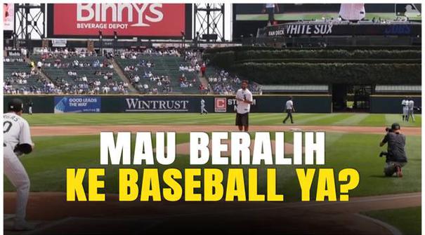 Kapten Manchester United, Bruno Fernandes, nggak cuma jago di lapangan sepak bola! Setelah membawa MU menang 2-1 atas West Ham di laga pramusim, Bruno tampil spesial dengan melempar first pitch di pertandingan MLB antara Chicago White Sox vs Chicago ...