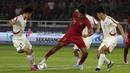 Striker Timnas Indonesia U-19, Serdy Ephy, berebut bola dengan pemain Timnas Korea Utara pada laga Kualifikasi AFC U-19 2020 di Stadion GBK, Jakarta, Minggu (10/11). Indonesia U-19 berhasil menahan imbang 1-1 DPR Korea. (Bola.com/Yoppy Renato)